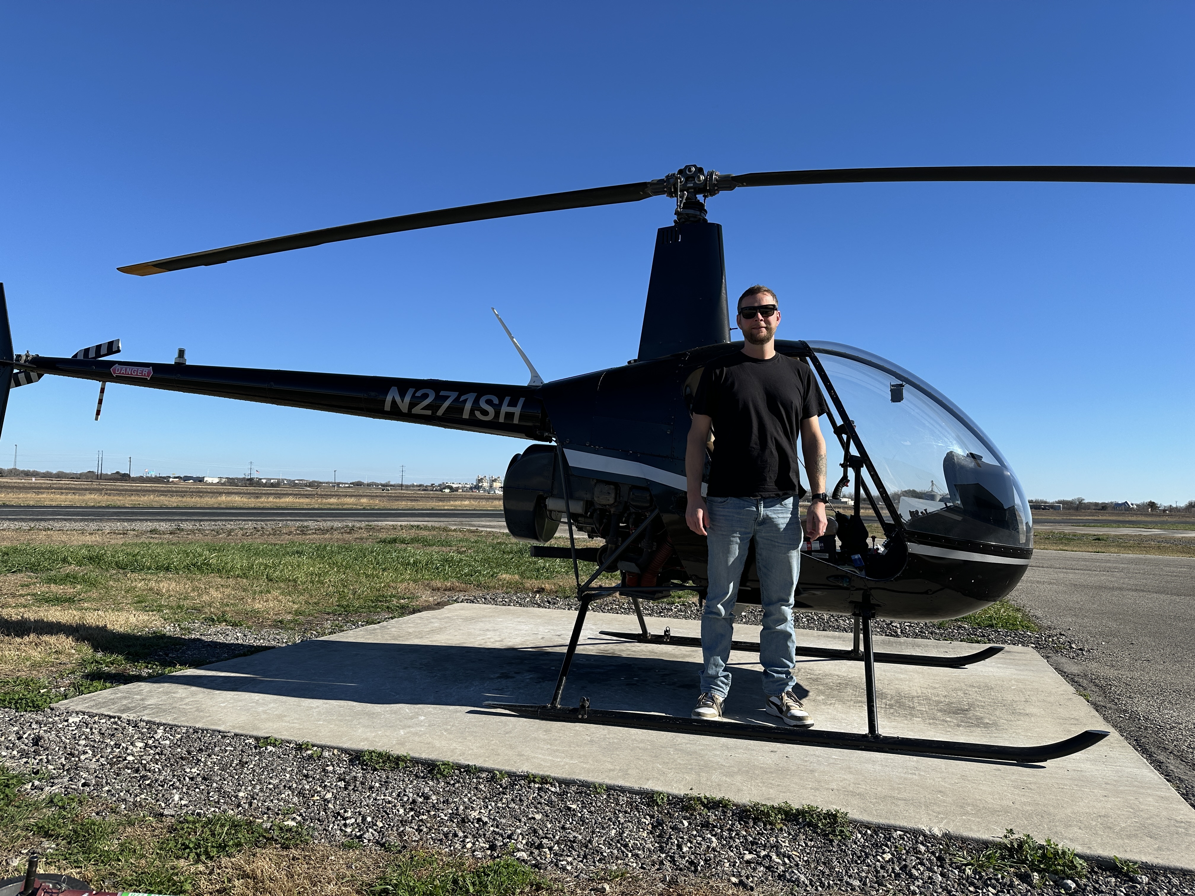 Dan standing next to a Robinson R-22 in New Braunfels, Texas